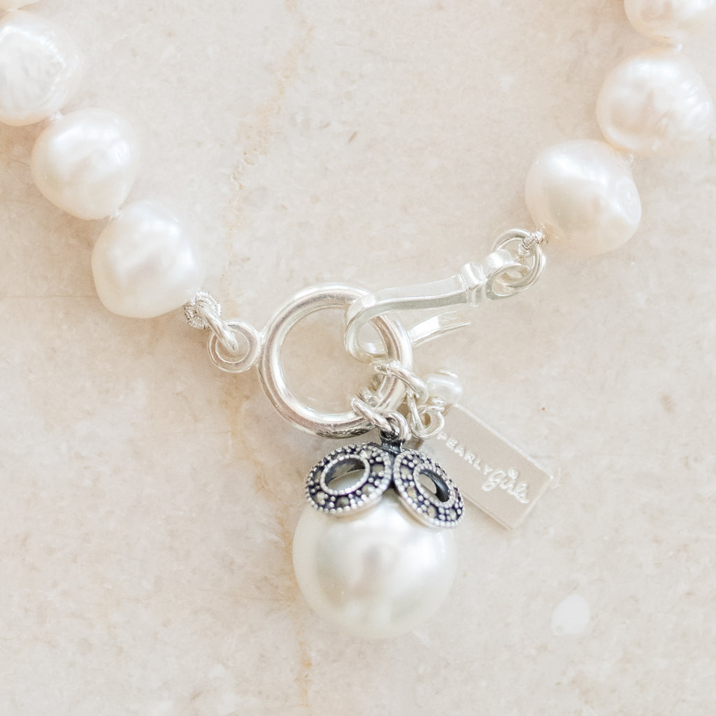Caroline Pearl Bracelet by Pearly Girls, an embodiment of elegance in a pearl bracelet. This piece features a seamless string of finely selected pearls, offering a classic and refined look that exudes sophistication and timeless charm.