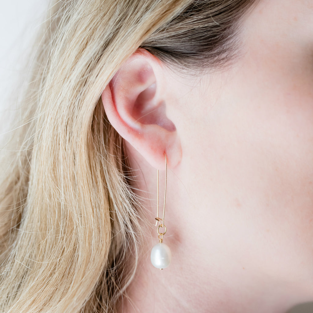 Gold-Filled Kidney Hook and Pearl Earrings by Pearly Girls, a fusion of modern elegance and classic pearls. These earrings feature sleek gold-filled kidney hooks, providing a contemporary edge, paired with the timeless beauty of dangling pearls for a sophisticated and chic look.