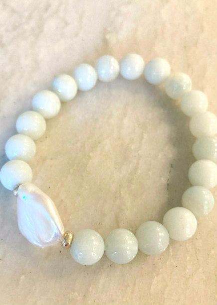 Brianna Pearl Bracelet by Pearly Girls, featuring amazonite gemstones and a Keshi pearl. This stretchy bracelet combines the calming hues of amazonite with the unique shape and shimmer of a Keshi pearl, creating a harmonious and eye-catching accessory.