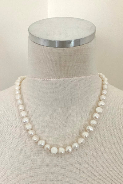 Baroque Pearl Necklace by Pearly Girls, a statement of timeless beauty. This elegant necklace is composed of individually striking baroque pearls, known for their unique shapes and rich luster, embodying a blend of classic elegance and distinctive style.