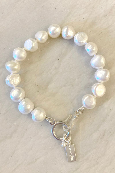 Baroque Pearl Bracelet by Pearly Girls, a timeless accessory suitable for every occasion. This bracelet features distinctively textured baroque pearls, each with a unique shape and luster, creating a classic yet individualized piece that adds elegance to any ensemble.
