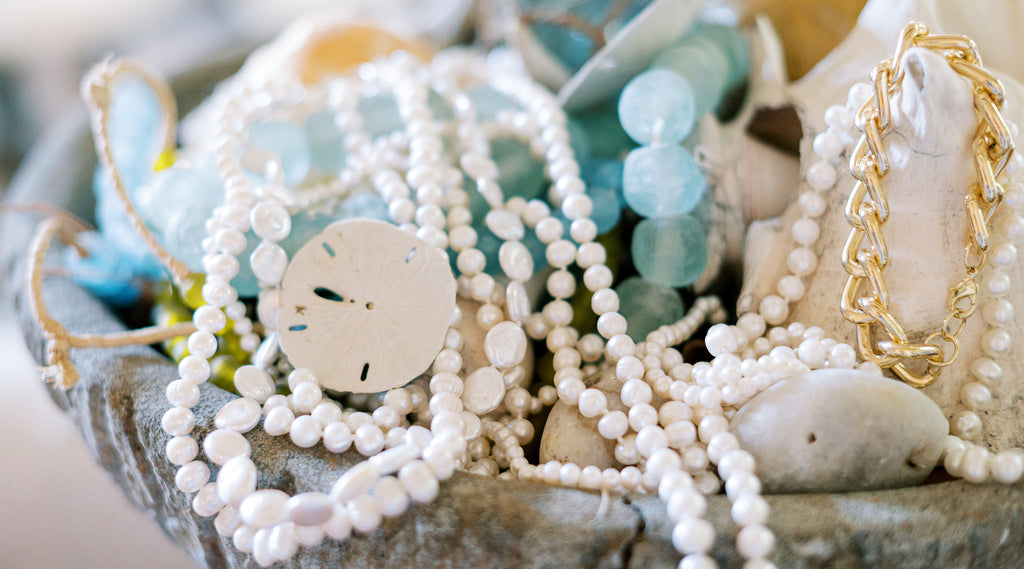 A Guide to Finding the Perfect Middle-Tier Pearl Jewelry: Necklaces, Bracelets, and Earrings