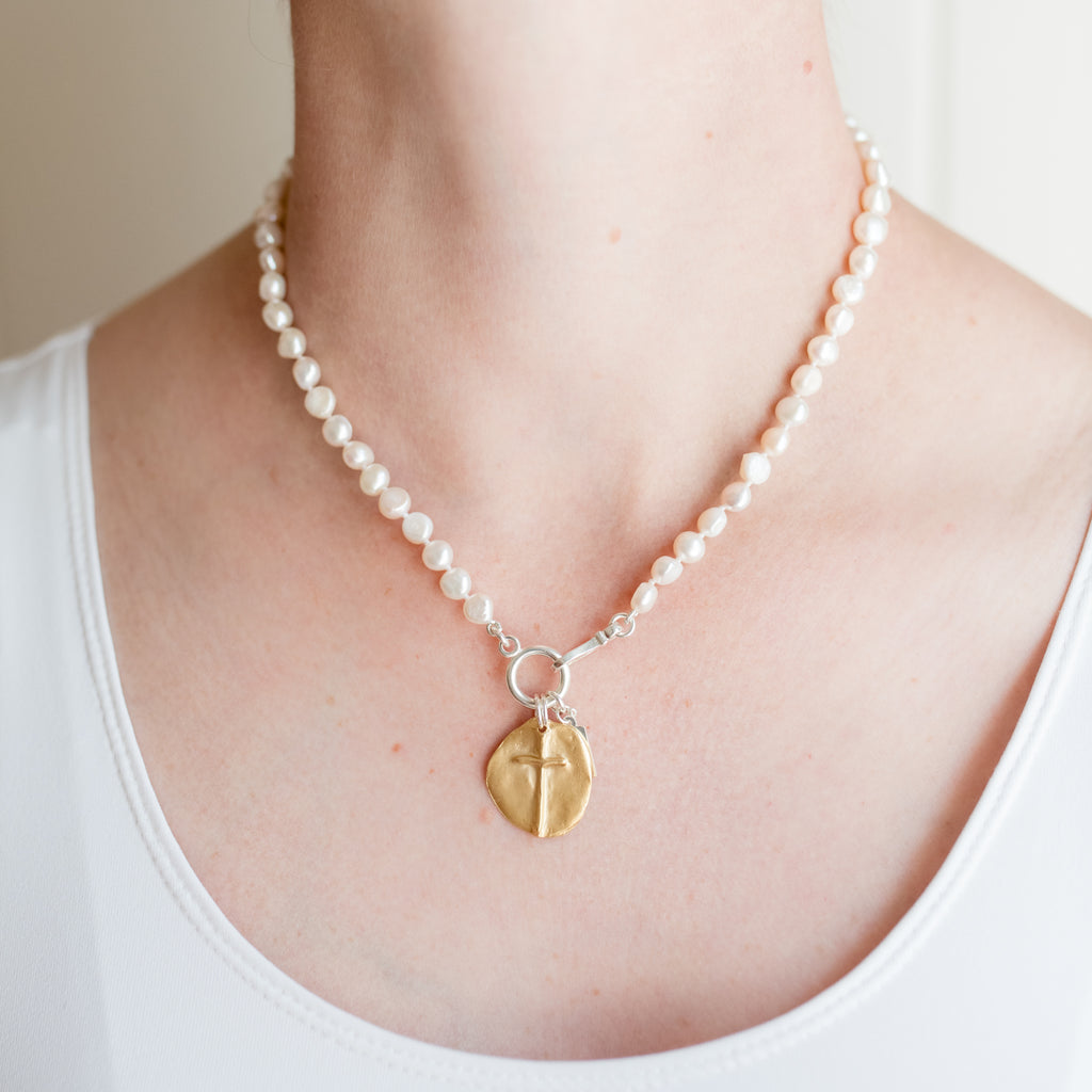 Sophie Gold Pearl Necklace by Pearly Girls, a reversible gold-plated and pearl necklace. This versatile piece features one side with the warmth of gold plating and the other adorned with classic pearls, offering two distinct elegant looks in a single, sophisticated accessory.