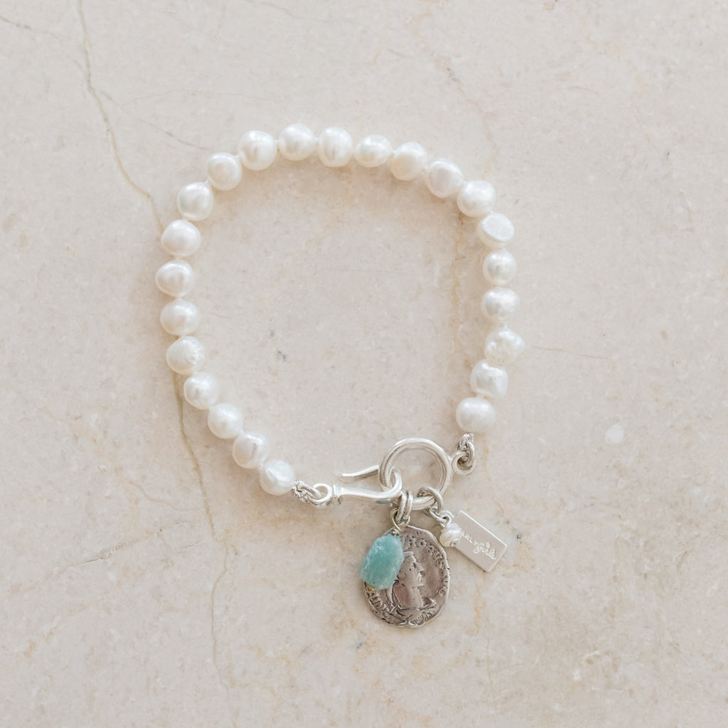 Jemma Pearl Bracelet by Pearly Girls, featuring an artisan pearl and gemstone design. This bracelet combines the natural elegance of pearls with carefully selected gemstones, creating a unique and artistic accessory that reflects skilled craftsmanship and a love for intricate details.