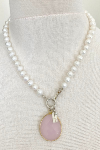 Avery Pearl Necklace by Pearly Girls features freshwater cultured ring pearls and a delicate pink chalcedony pendant. The necklace artfully combines the iridescent charm of ring pearls with the soft, feminine allure of pink chalcedony, creating a sophisticated and graceful piece.