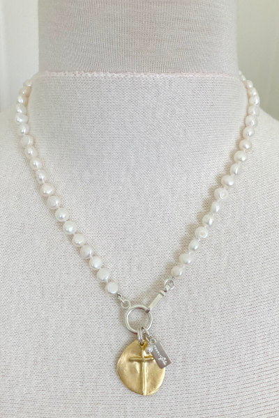 Sophie Gold Pearl Necklace by Pearly Girls, a reversible gold-plated and pearl necklace. This versatile piece features one side with the warmth of gold plating and the other adorned with classic pearls, offering two distinct elegant looks in a single, sophisticated accessory.