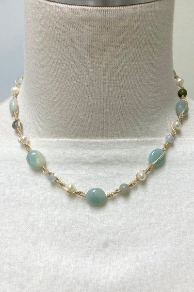 Stylish Amazonite and pearl choker by Pearly Girls, featuring a blend of smooth freshwater pearls and vibrant amazonite beads. This casual necklace elegantly combines the natural elegance of pearls with the refreshing hue of amazonite, perfect for everyday wear.