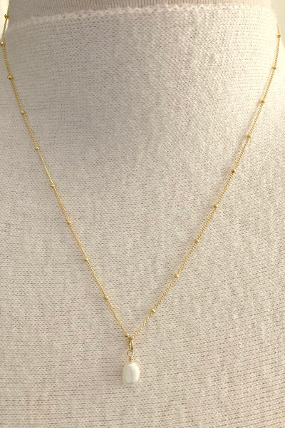 Dainty Gold-Filled Pearl Necklace by Pearly Girls, showcasing a freshwater pearl on a satellite chain. This necklace combines the simplicity of a single, lustrous freshwater pearl with the delicate detailing of a gold-filled satellite chain, creating a subtle yet elegant piece perfect for everyday wear.